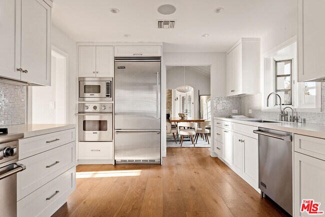 Building Photo - 12417 Mulholland Dr