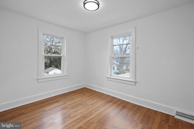 Building Photo - 34 E Hendrickson Ave