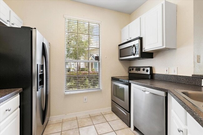 Building Photo - Highly desired Bishops Court Community condo!