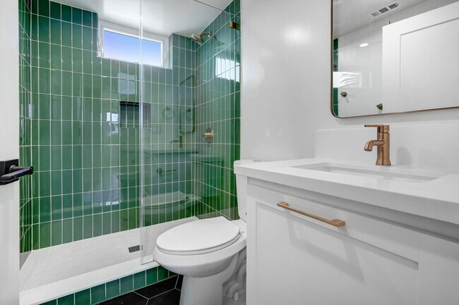 Building Photo - 5 Bedroom / 4 bathroom Fully Detached Townhouse in Echo Park with Private Garage