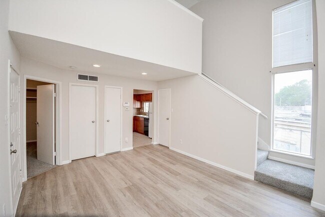 Building Photo - 10855 Meadowglen Ln