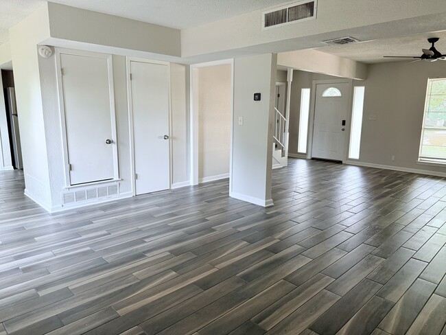 Building Photo - 6718 Cypress Lake Dr