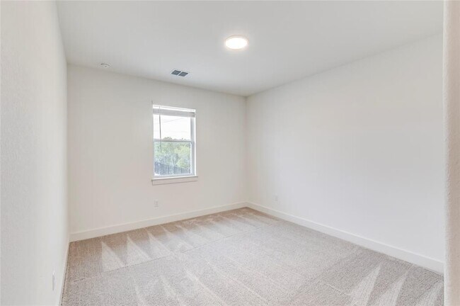 Building Photo - 2000 Kit Cir