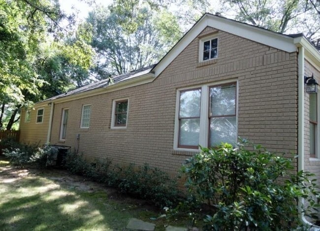 Building Photo - 49 Leslie St NE