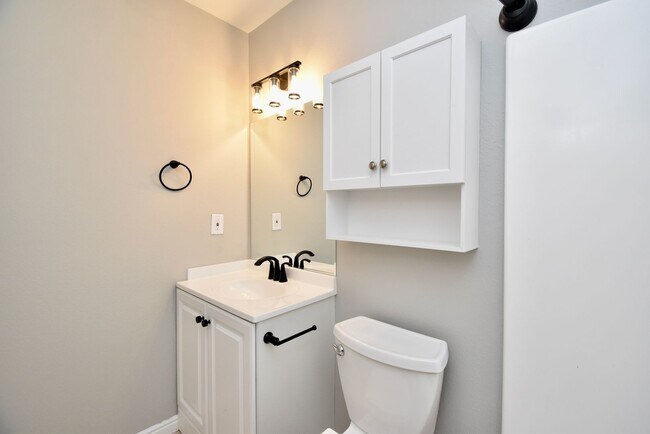 Building Photo - Remodeled 2 Bedroom 2 Bath Unit with Great Amenities! $500 off First Month Rent!