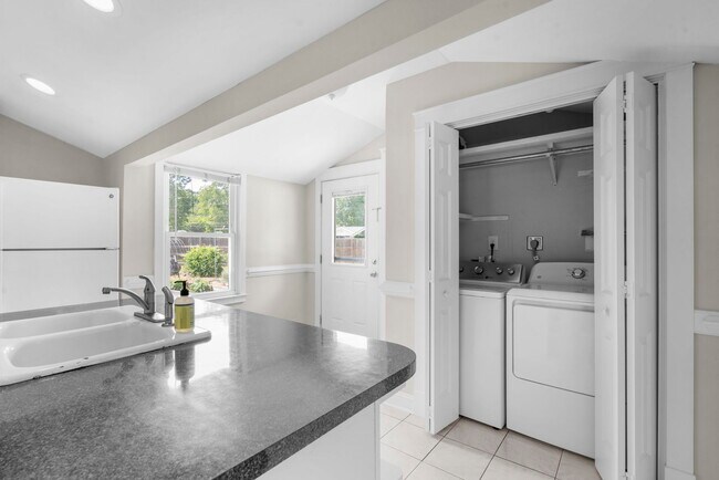 Building Photo - 2217 Doris Dr