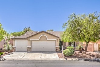 Building Photo - single story / 3 car garage / 3 bedrooms / 3 baths