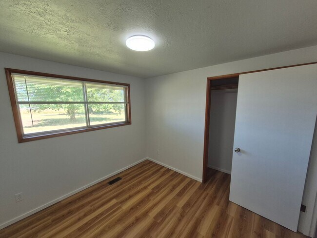 Building Photo - Refurbished home with Basement and large yard