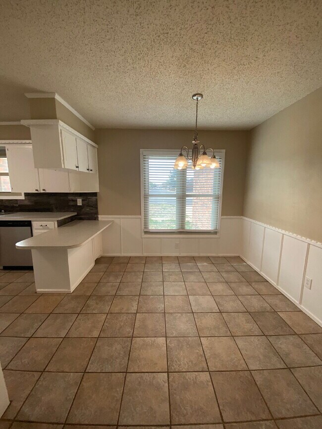 Building Photo - Charming 3-Bedroom Oasis with 2 Full Baths in Prime Lubbock Location - 1547 Sq Ft of Comfort!