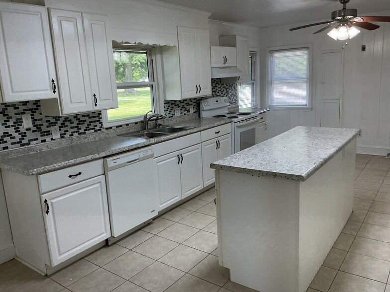 Building Photo - 4926 Pinevilla St
