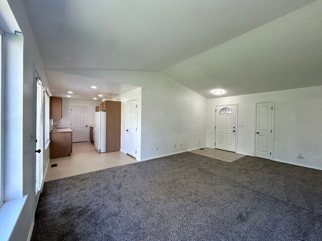 Building Photo - 3 Bed 2 Bath Home with Fenced Yard