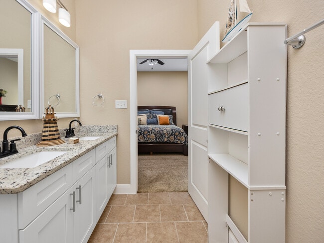 Building Photo - 1826 W French Pl