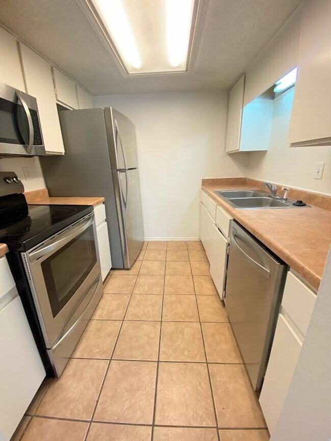 Building Photo - WATERFORD WEST CAMPUS - 4 BEDROOM - $2800