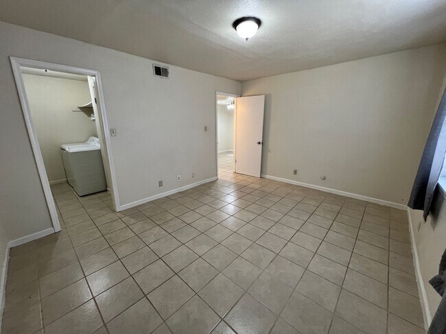 Building Photo - ground floor 1 bedroom condo!