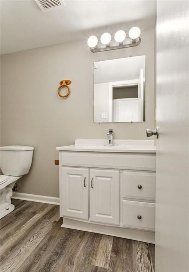 Building Photo - Remodeled Townhouse Ready for A New Tenant