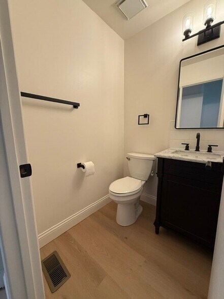 Building Photo - 853 Peach Hill Dr