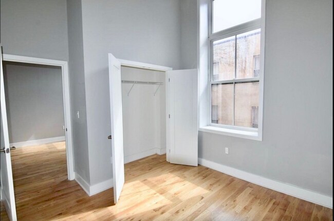 Building Photo - 1523 W Girard Ave