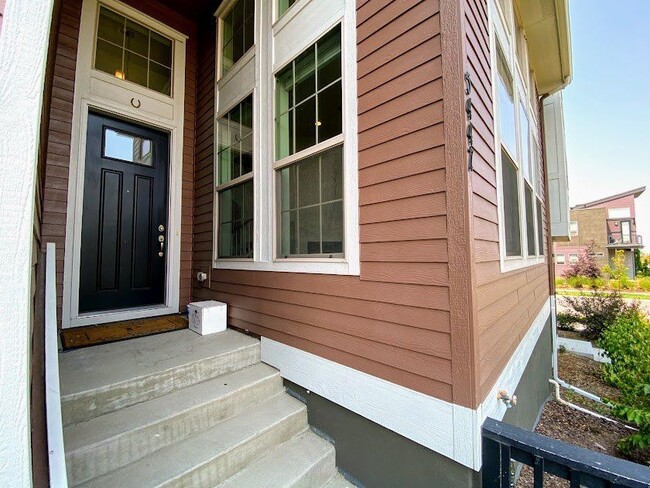 Building Photo - 5447 Valentia St