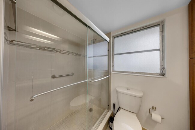 Building Photo - 2601 S Palm Aire Dr