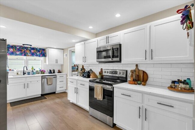 Building Photo - Renovated Ranch home in Champaign - AVAILA...