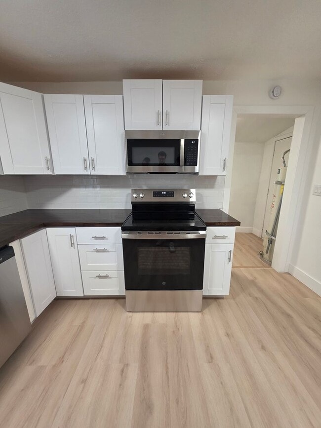 Building Photo - FULLY REMODELED 2 BED 1 BATH HOUSE IN SHASTA LAKE CITY