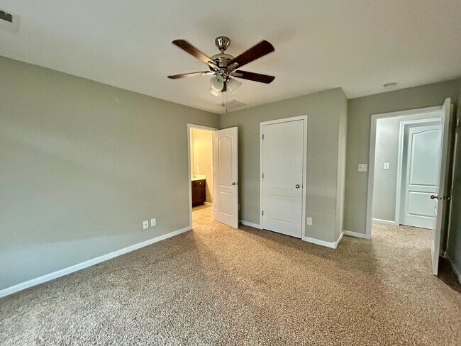 Building Photo - Three bedroom with finished basement in Hamburg!