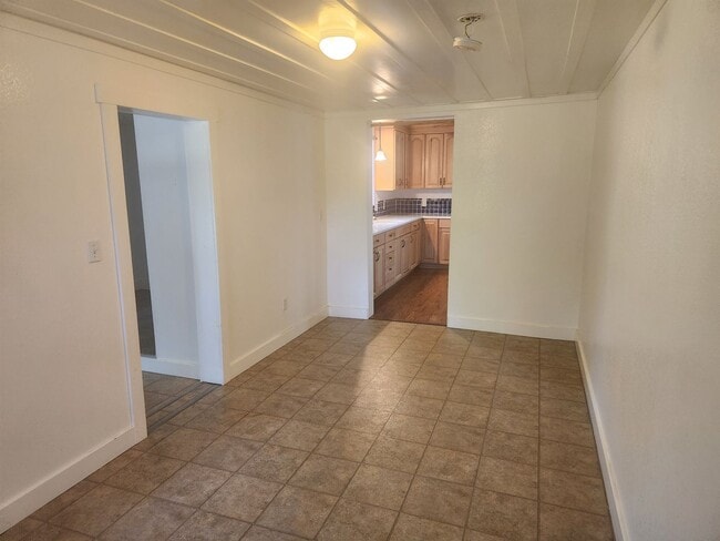 Building Photo - Beautiful 3 Bedroom/1 bathroom home with a...