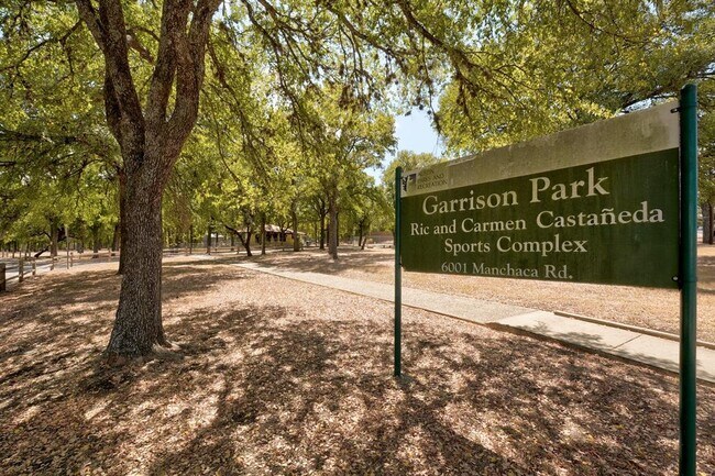 Building Photo - 1809 Forestglade Dr