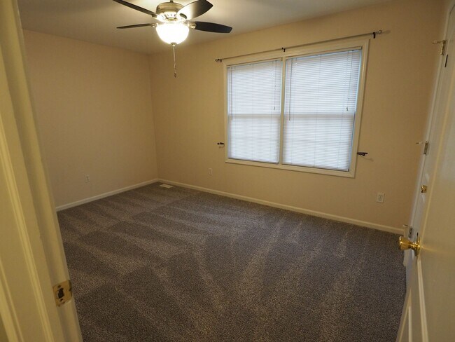 Building Photo - 3029 Charing Cross Rd