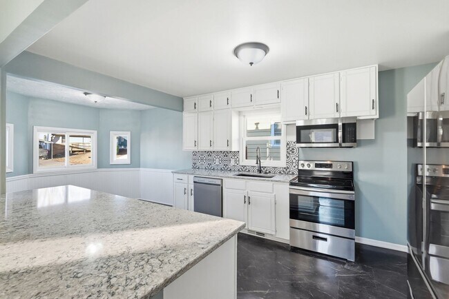 Building Photo - Fully remodeled 4 bed charmer