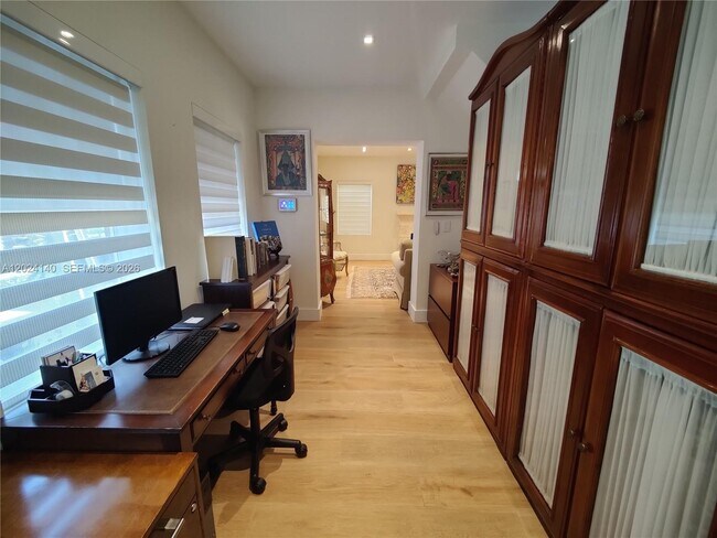 Building Photo - 1823 S Bayshore Ln