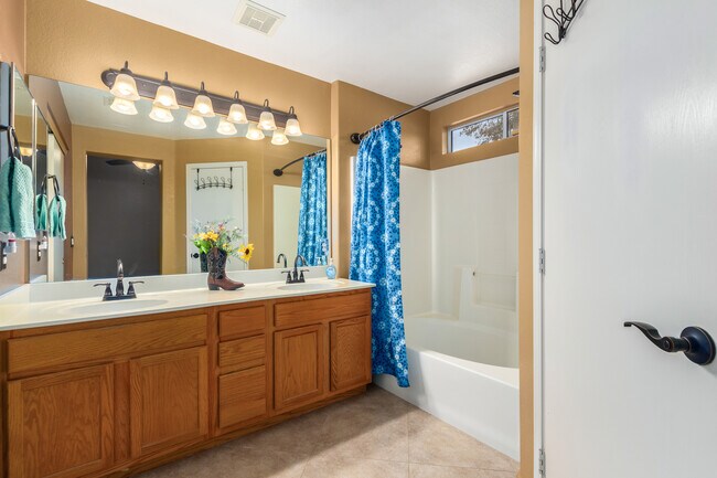 Building Photo - 9150 W Grovers Ave