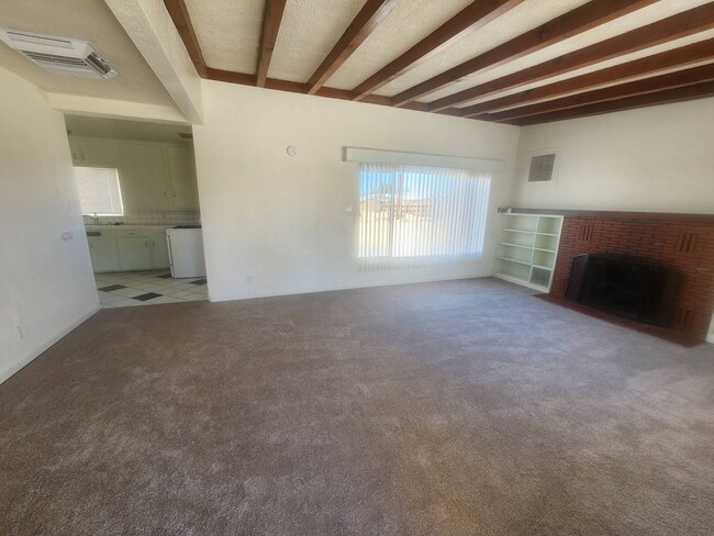 Building Photo - Spacious 3 Bedroom 2 Bath Home