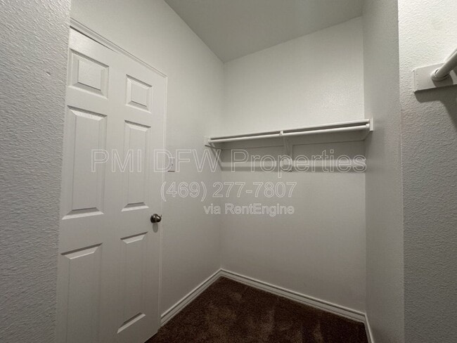 Building Photo - 663 Saxony Dr