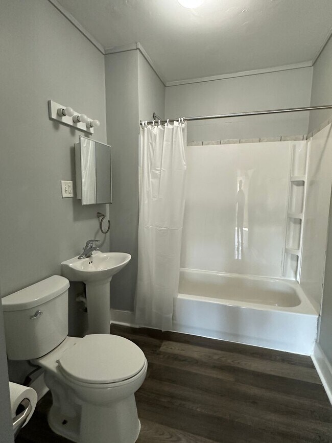 Building Photo - Iowa St