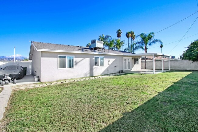 Building Photo - Available now this charming single-story 3B/2B in the City of Highland.