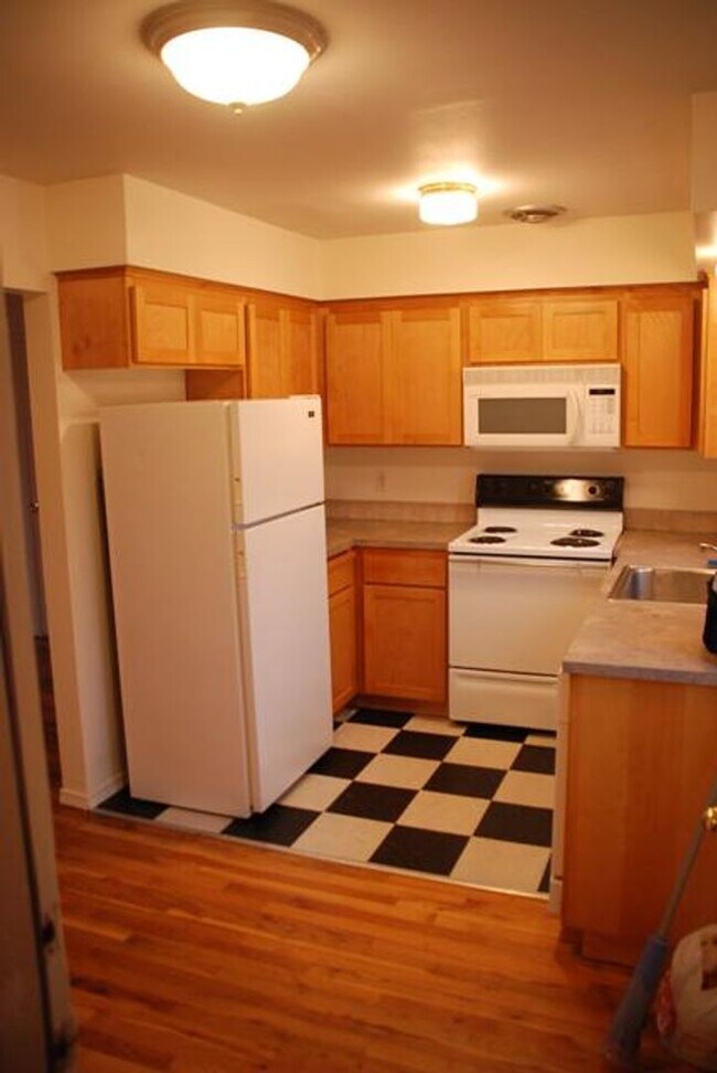 Building Photo - Bottom level 2bed, off street parking, hardwoods, all pets welcome!