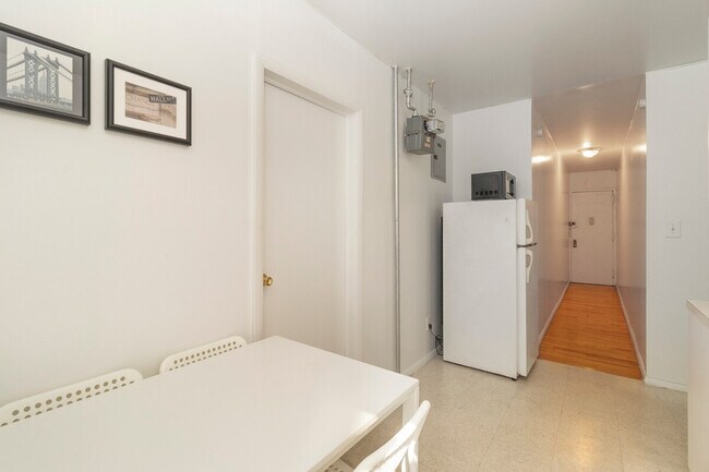 Building Photo - 312 E 93rd St