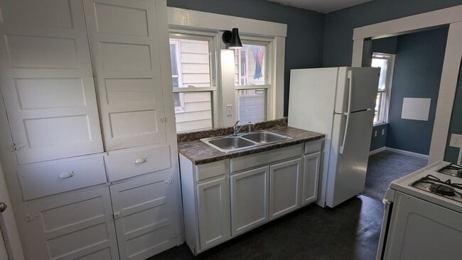 Building Photo - Welcome to this single-family home located...