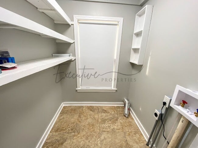 Building Photo - Remodeled 2BR/1BA with Hardwood Floors & L...