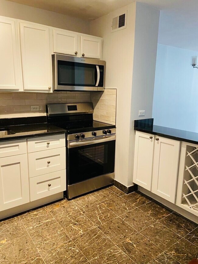 Building Photo - 222 E Pearson St