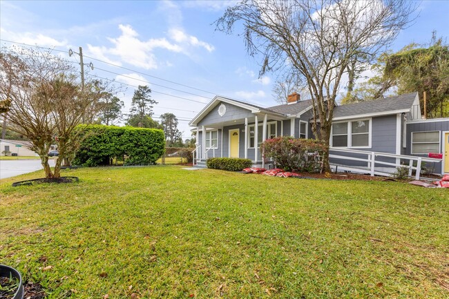 Building Photo - Newly Remodeled Beauty waiting for its fir...