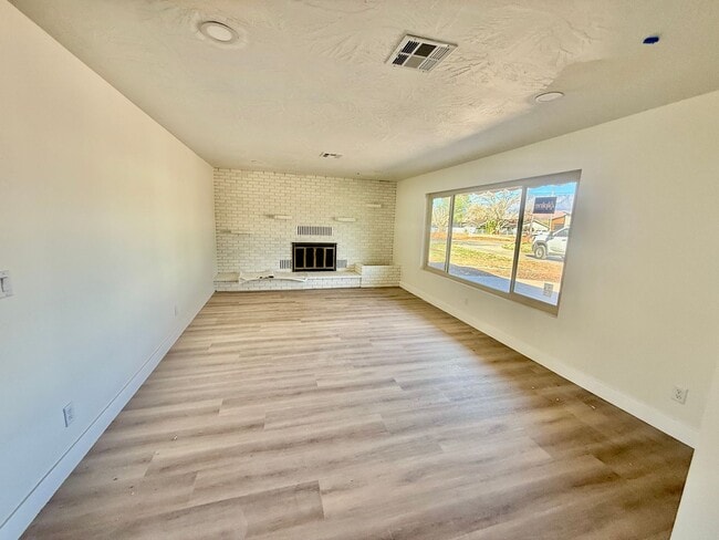 Building Photo - Beautifully Remodeled Three Bedroom Home on 2 Acres with Horse Privileges in Hurricane