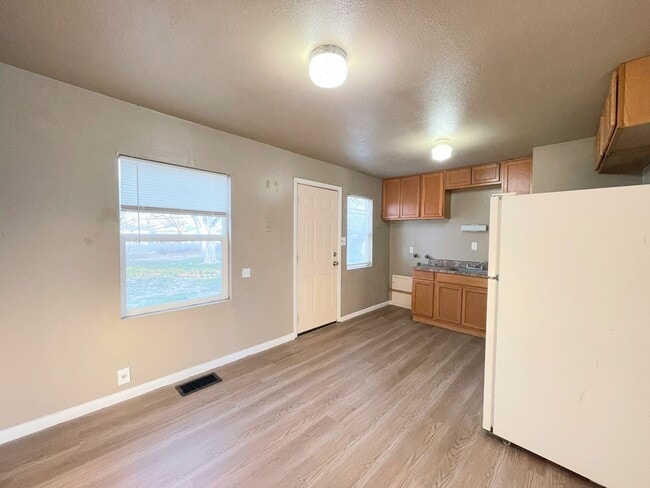 Building Photo - 3 bedroom home with fenced in back yard