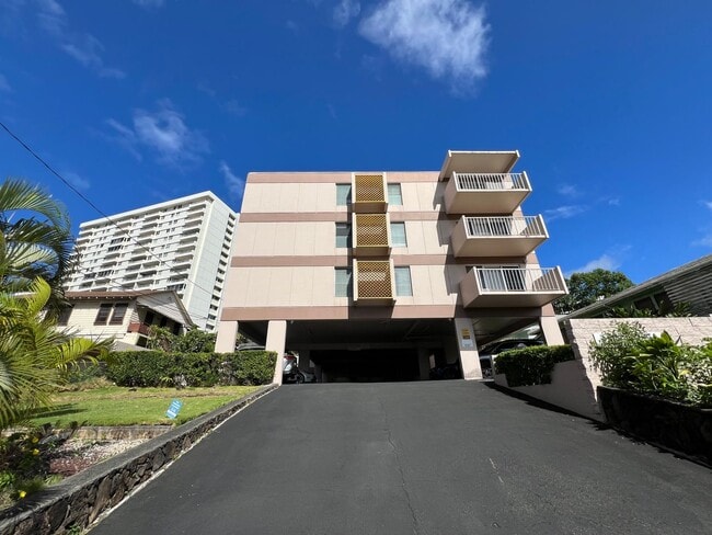 Building Photo - Spacious 1Bed 1Bath 1Parking Stall With Lanai & Den