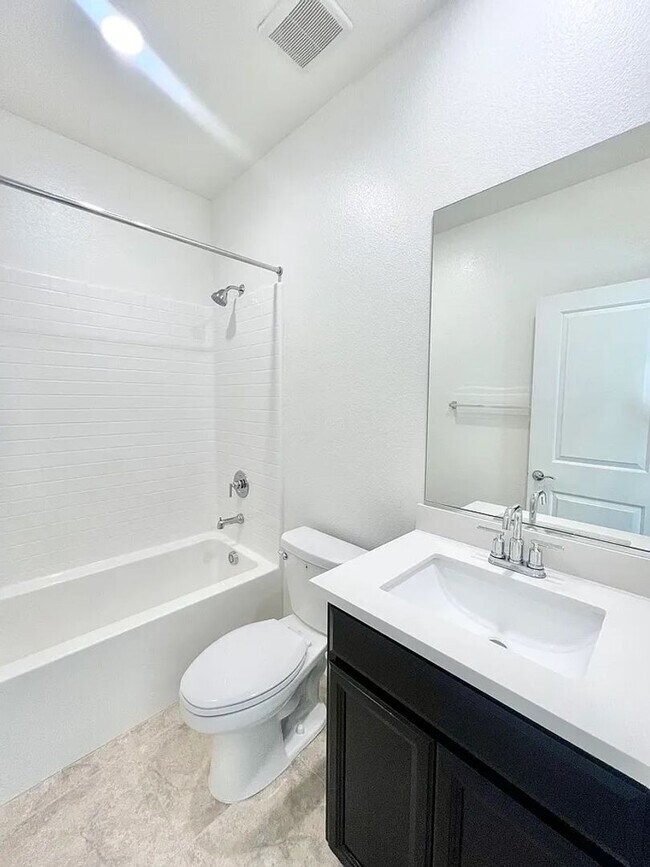 Building Photo - Spacious 4 Bedroom Home in West Roseville ...