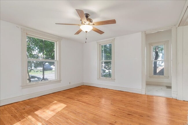 Building Photo - Spacious Updated Cottage