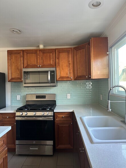 Kitchen - 11828 State St