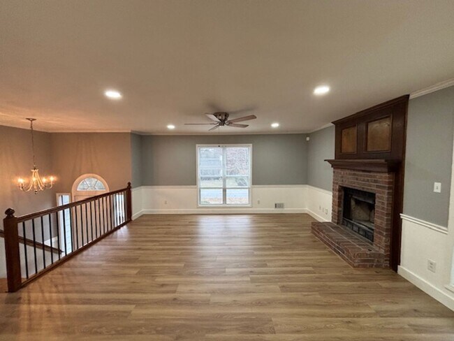 Building Photo - Updated Remodeled Large Open Split-Level Home with Full Finished Basement!