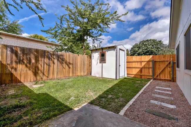 Building Photo - 124 W William Cannon Dr